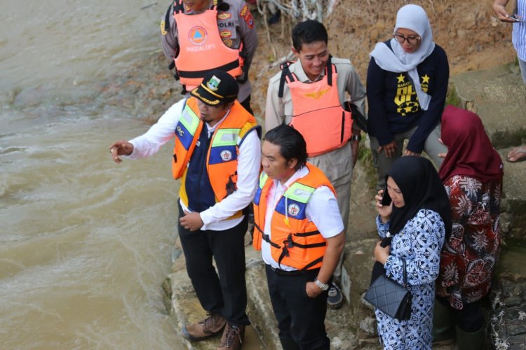 Pj Gubernur Banten Al Muktabar Tinjau Jembatan Terputus Akibat Bencana Banjir Kabupaten Lebak