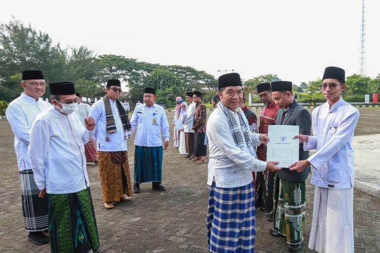 Momen Hari Santri, Pj Gubernur Al Muktabar Berikan Kadeudeuh Kepada Kafilah Provinsi Banten Pada MTQ Nasional XXIX Kalimantan Selatan