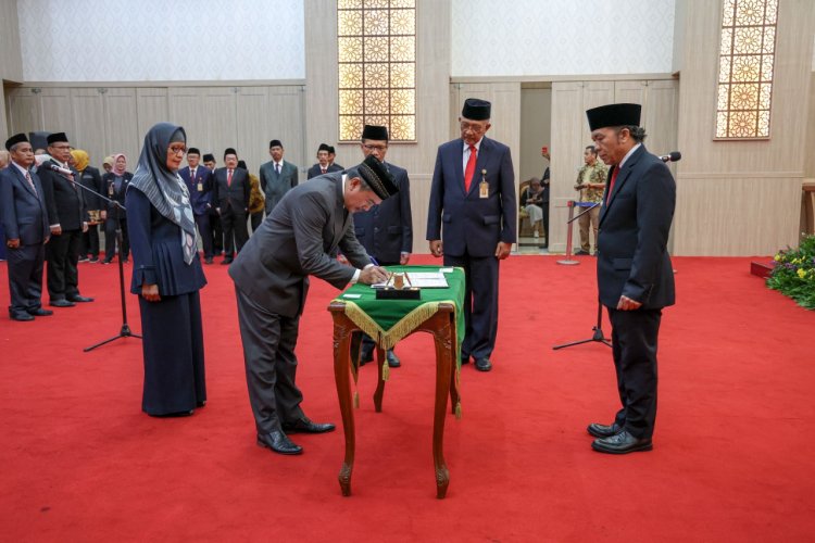 Pj Gubernur Banten Al Muktabar Lantik Lima Pejabat Fungsional