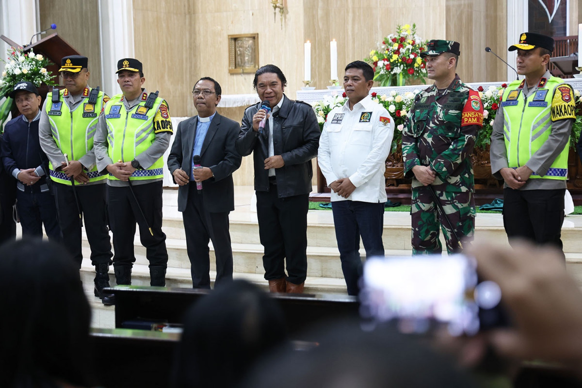 Pj Gubernur Banten Al Muktabar Pantau Malam Natal 2023 Bersama Forkopimda